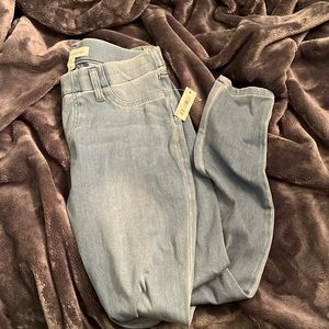 NWT women’s skinny light blue pull on jeggings